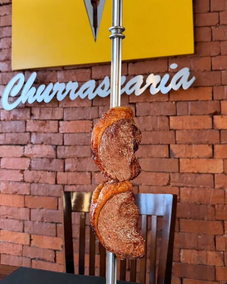 Espeto de carne recém-saído da brasa, servido no rodízio
