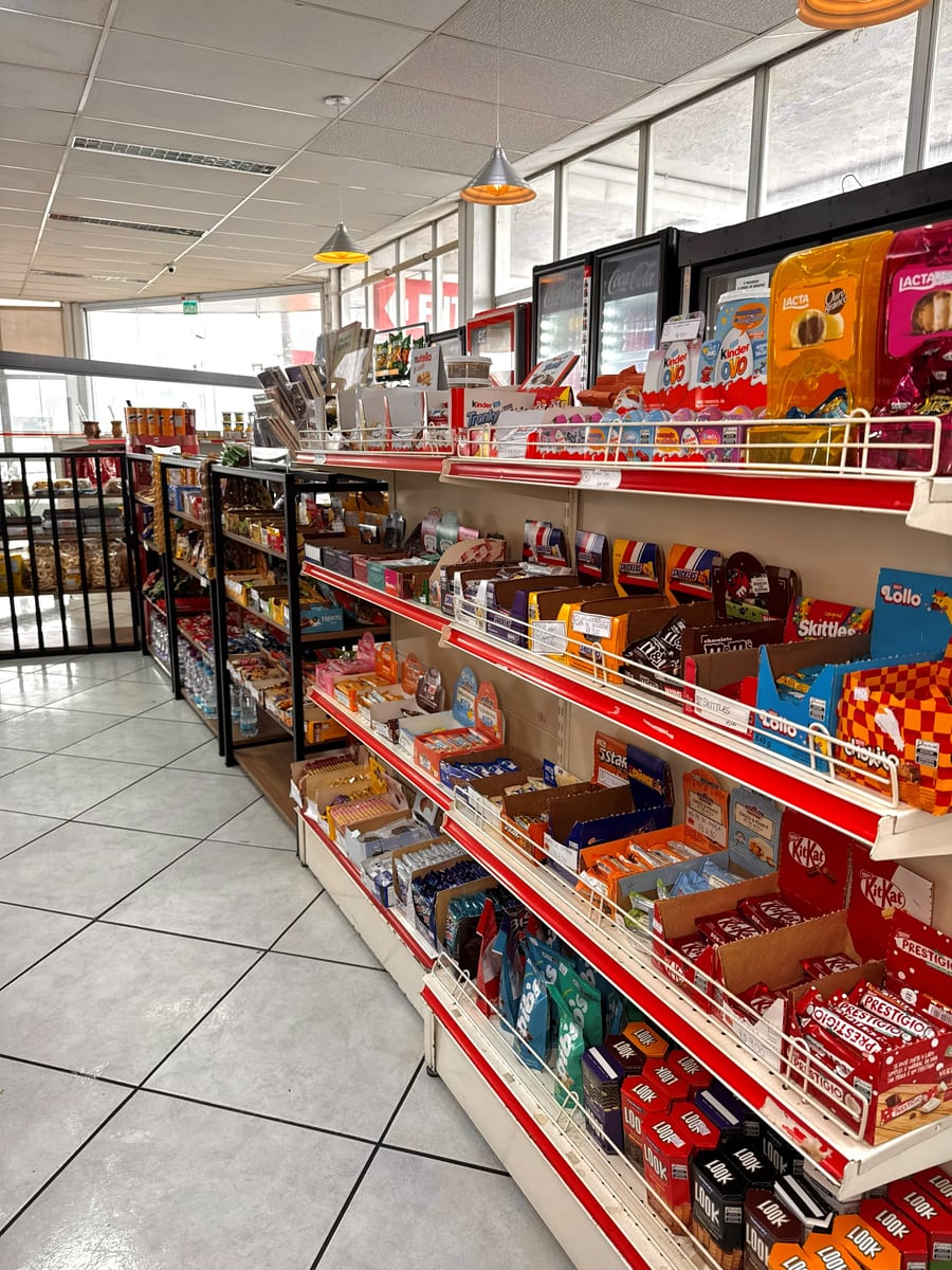 Prateleira de doces e chocolates da conveniência