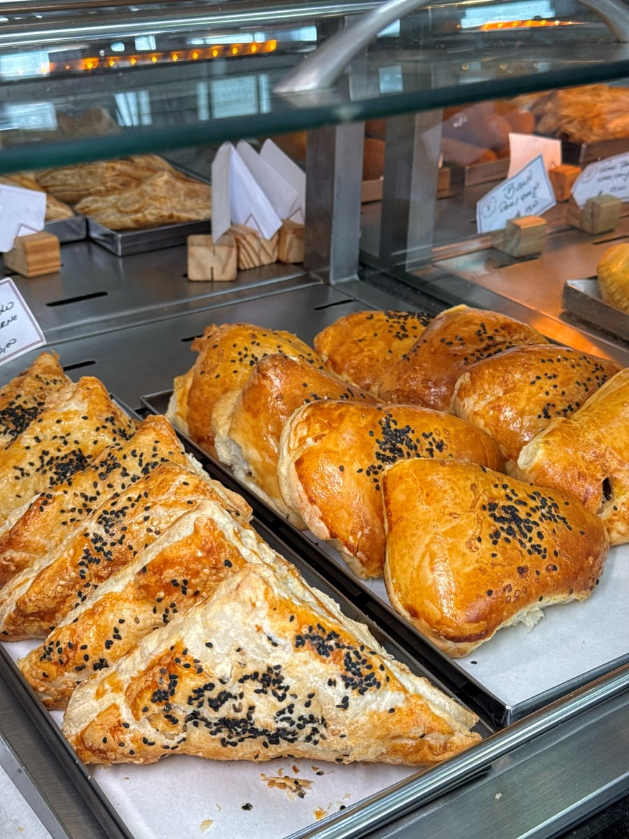 Vitrine com folhados e salgados assados na conveniência