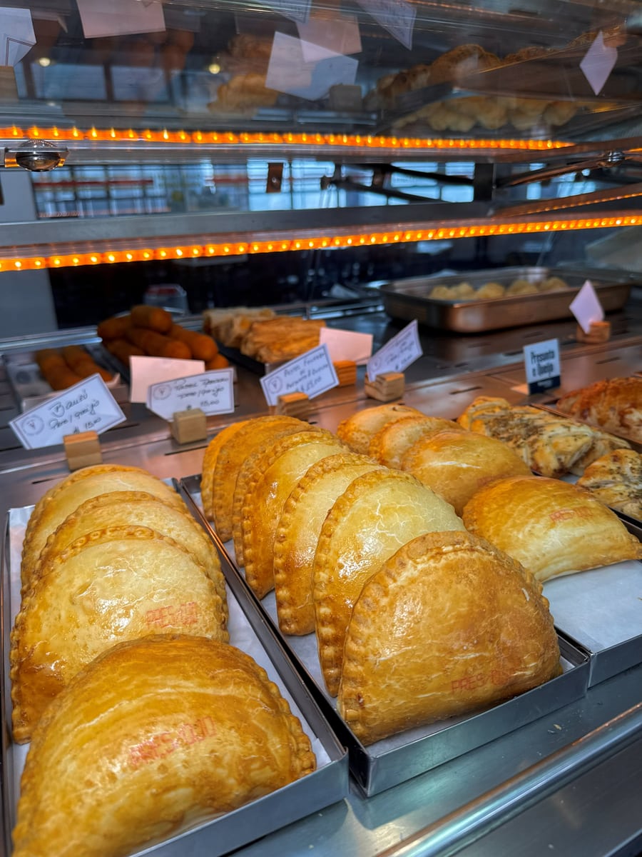 Balcão de salgados assados da conveniência