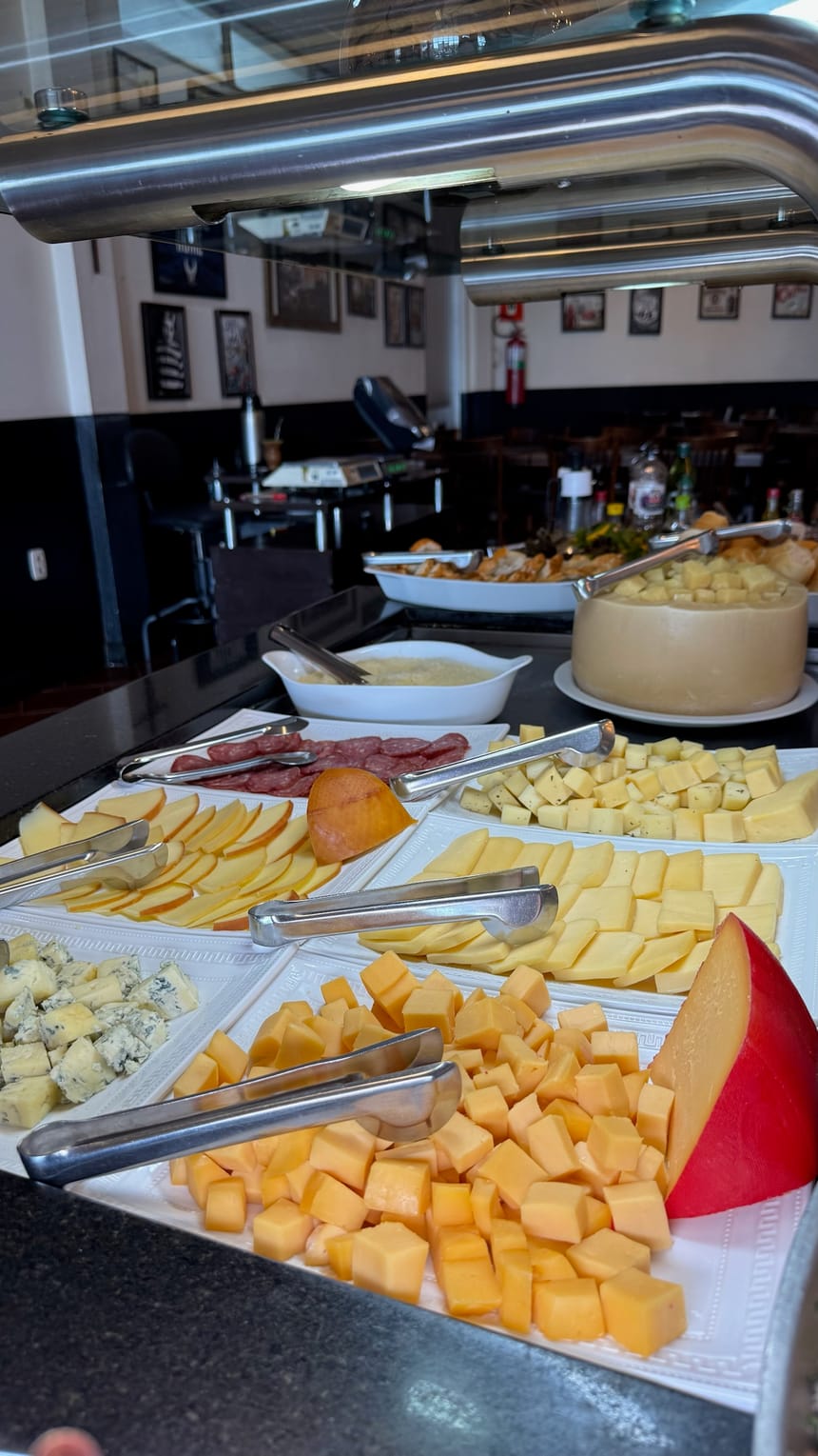 Mesa de frios e queijos servida no buffet do Grill Hall