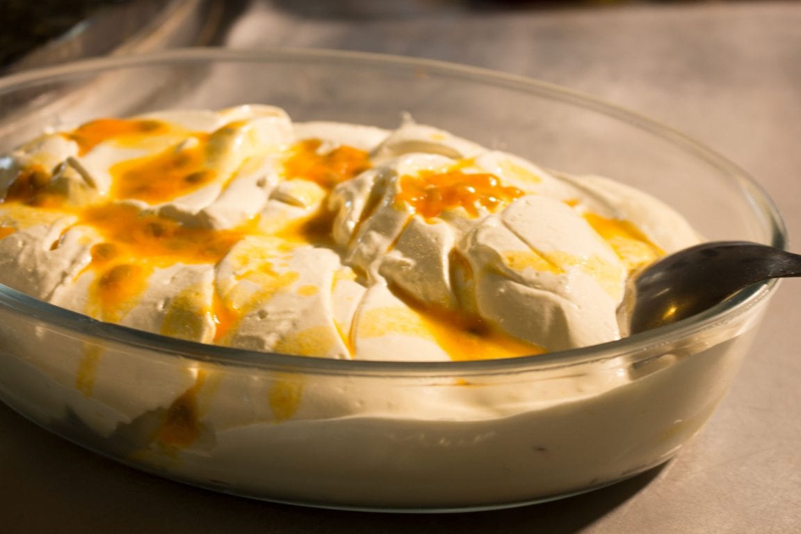 Travessa de creme com calda de maracujá