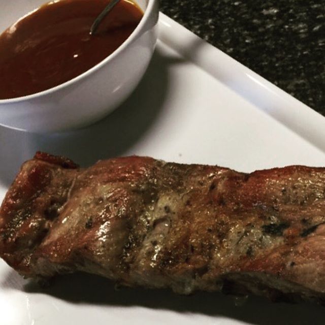 <p>Vem saborear uma costelinha de porco com molho barbecue! #grillhallpanoramico #eunogrillhall #vempraca</p>
