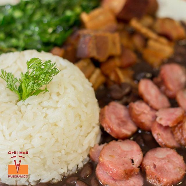 <p>“Feijoada caprichada,<br />
Cheia de carnes de porco,<br />
Arroz, couve e farofa<br />
Não dá para comer só um pouco.”? ?Sábado ao meio-dia servimos feijoada junto ao nosso Buffet de Pratos Quentes.</p>
<p>#EuNoGrillHallPanorâmico #eunogrillhall #ChurrascoTodoDia #feijoada #feijoadacompleta #farofa #laranja #couve</p>
