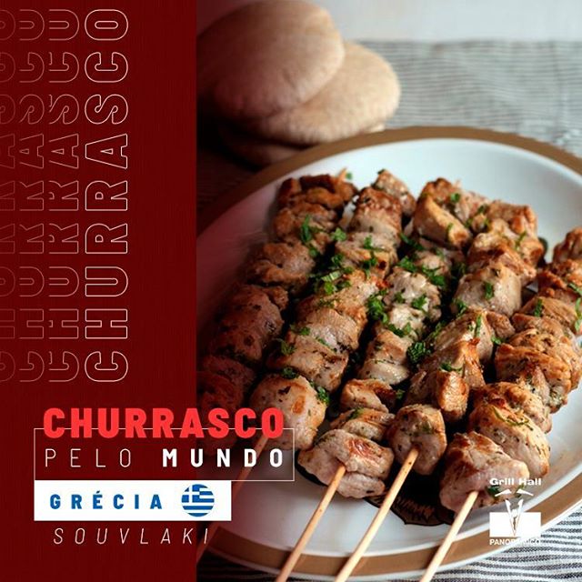 <p>??Souvalakia, é o churrasco grego, que consiste em pequenos pedaços de carne bovina ou frango, sendo o de porco o mais tradicional, ainda é possível encontrar variações com legumes, os espetinhos são grelhados no fogo. É comum ser consumido acompanhado de pão pita, batatas fritas, limão e tzatziki (molho grego de pepino e hortelã). É um prato muito apreciado pelos gregos, e ao redor do mundo!?<br />
?<br />
#EuNoGrillHallPanorâmico #eunogrillhall #ChurrascoTodoDia #churrascopelomundo #grecia #souvlaki</p>
